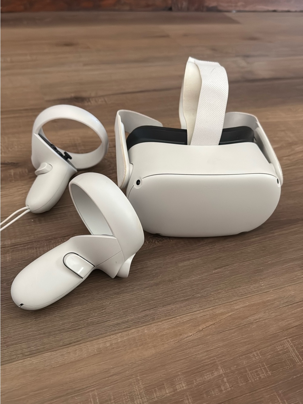 Meta 2Wireless VR Headset with White Controllers - Comfortable Immersive VR